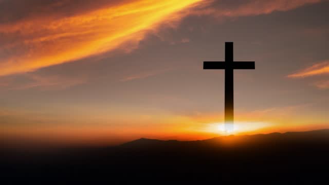 4k Time lapse : Cross at sunset on a moutain