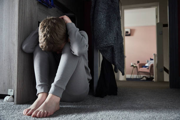 worried young boy - displeased child abandoned child abuse imagens e fotografias de stock