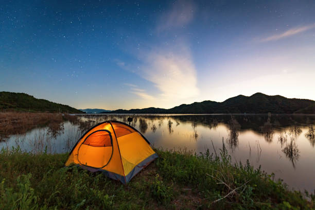 namiot kempingowy nad jeziorem pod rozgwieżdżonym niebem - waterland zdjęcia i obrazy z banku zdjęć