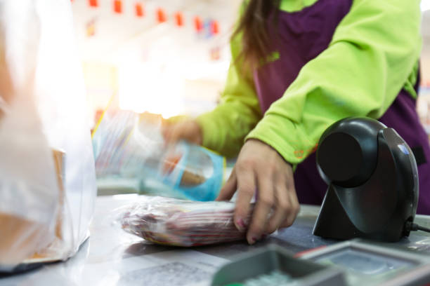 kasa kasjer ręce kasjera skanuje zapakowaną żywność - cash register paying checkout counter cashier zdjęcia i obrazy z banku zdjęć