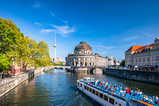 берлин центре города - spree river стоковые фото и изображения