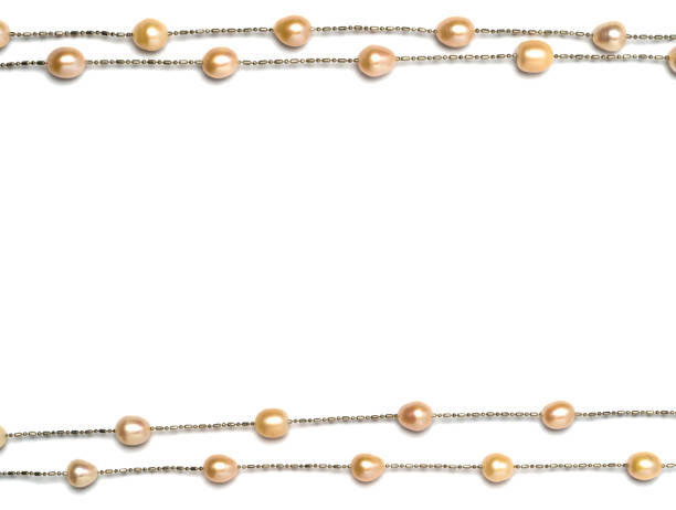каплевидная форма пресноводного жемчужного ожерелья на белом фоне. коллекция роскошных ювелирных аксессуаров. студийный снимок - freshwater pearl стоковые фото и изображения