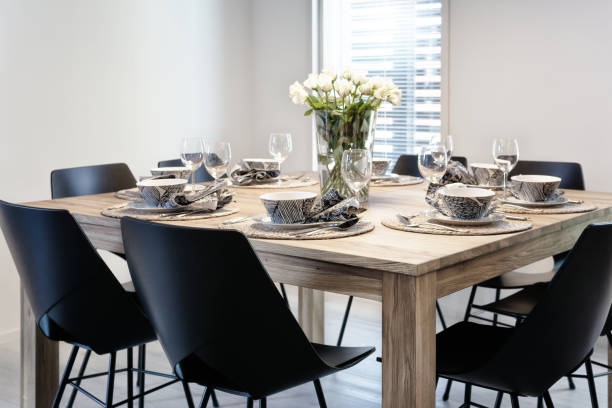 modern scandinavian family table setting - flower arrangement dining room decor dining imagens e fotografias de stock