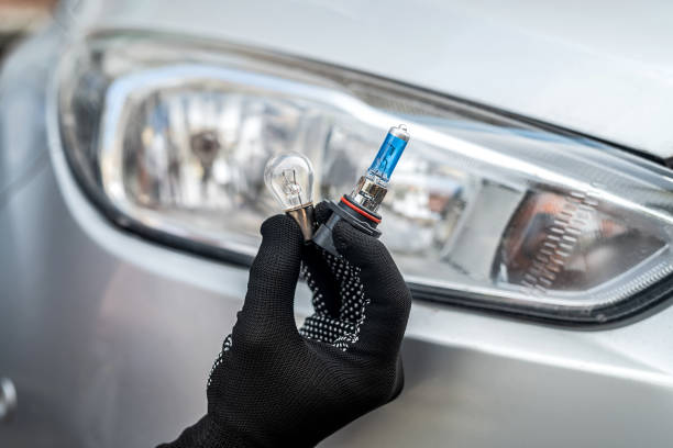 istock man replacing a h7 halogen burnt out lamp in auto headlight 1401715545
