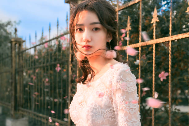 A beautiful stylish young Asian bride wearing white gauze.