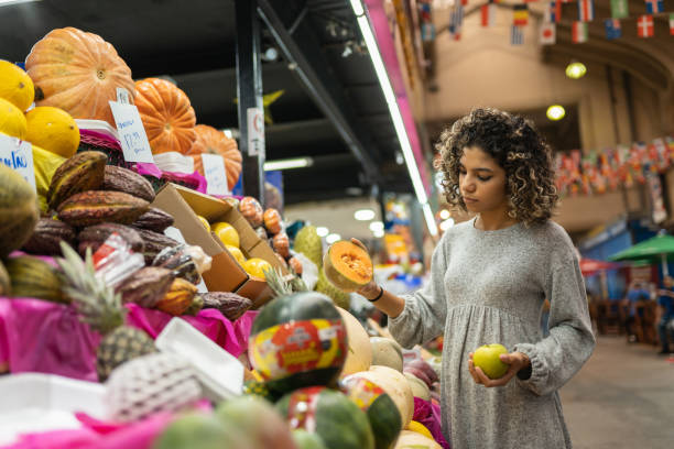 il turista compra frutta al mercato municipale di san paolo - bazaar foto e immagini stock