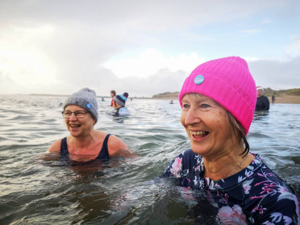 bluetits chill swimmers - dames nageant en eau froide - exercising wetsuit people expressing positivity photos et images de collection