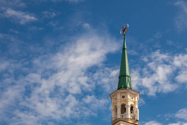 torre voznesenskaya a yaroslavl con una stella rossa sulla guglia - yaroslavl russia religion church foto e immagini stock