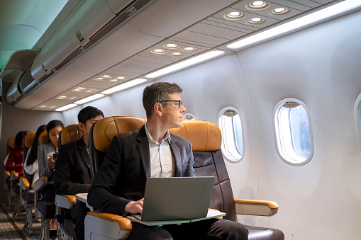 Los pasajeros están sentados en el avión comercial. photo