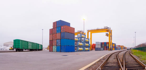 grand centre logistique. - rail freight photos et images de collection