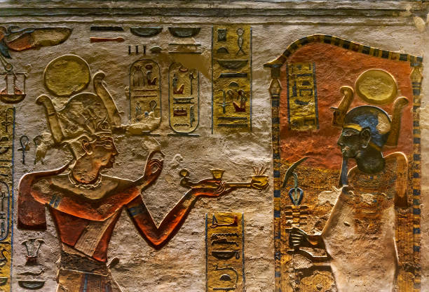 imágenes antiguas de egipto en color en la pared - sarcófago fotografías e imágenes de stock