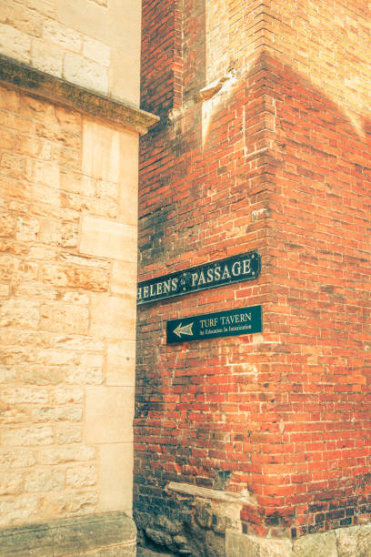 tourism in oxford. getting lost in the old academic town. - hertford college imagens e fotografias de stock