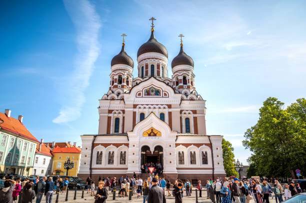 blick auf die alexander-newski-kathedrale. tallinn, estland. - cathedral russian orthodox clear sky tourism stock-fotos und bilder