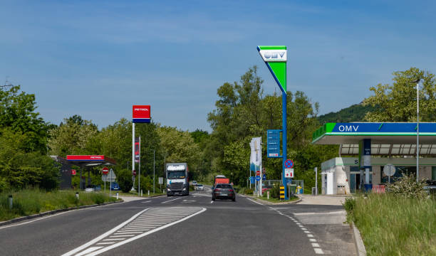 gasolineras eslovenas petrol y omv - omv fotografías e imágenes de stock
