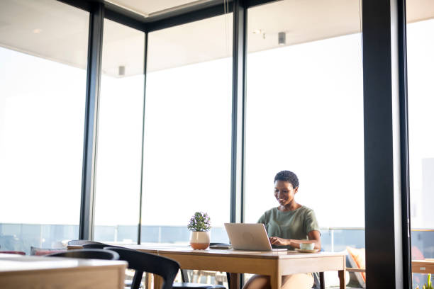 plan large avec une femme de l’espace de copie utilisant un ordinateur portable dans un café - utiliser un ordinateur portable photos et images de collection