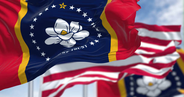 la bandera del estado de mississippi ondeando junto con la bandera nacional de los estados unidos de américa - magnolia southern usa white flower fotografías e imágenes de stock