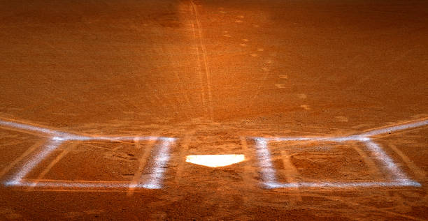 baseball homeplate batter box chalk line brown clay dirt - baseball base baseball diamond field foto e immagini stock