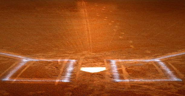 野球ホームプレートバッターボックスチョークラインブラウンクレイダート - baseball dirt softball baseball diamond ストックフォトと画像