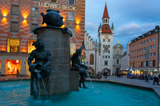 fischbrunnen à marienplatz munich avec les gens et les altes rathaus - beck photos et images de collection