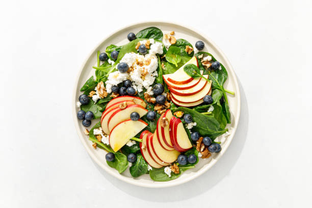 macedonia di mele e spinaci fresca con mirtillo, formaggio e noci, vista dall'alto - white jell o fruit salad salad foto e immagini stock