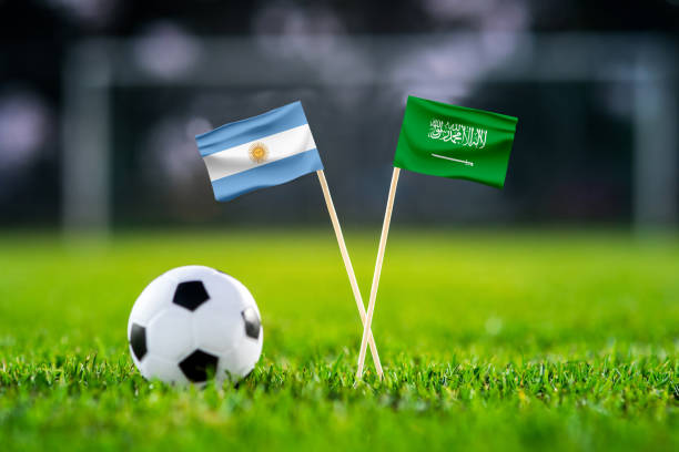 argentinien vs. saudi-arabien, lusail,, fußballspiel wallpaper, handgemachte nationalflaggen und fußball auf grünem rasen. fußballstadion im hintergrund. schwarzer bearbeitungsbereich. - argentina qatar stock-fotos und bilder