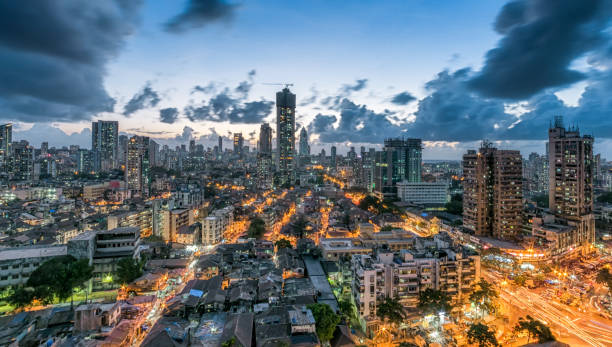 ariel vista del sur de mumbai en blue hour - mumbai fotografías e imágenes de stock