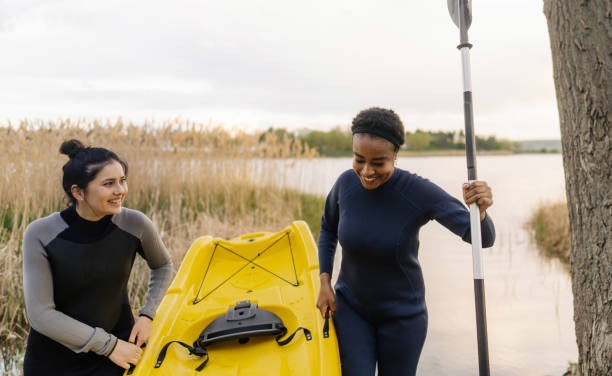 一緒にカヤックしよう - canoeing paddling canoe adventure ストックフォトと画像