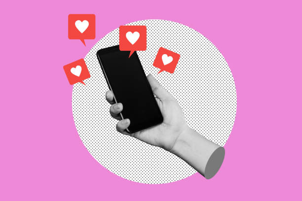 черный пустой экран мобильного телефона с похожими символами из социальных сетей в женской руке - social media symbol smart phone visual screen стоковые фото и изображения