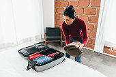frau-beim-auspacken-eines-koffers-im-hotelzimmer.jpg?b=1&s=170x170&k=20&c=x5qLLdfmbu6-HZ_nG9IWQ4KHC6RDvFWx46ViKEjdFeE=