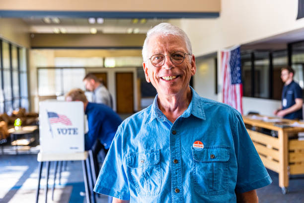 idoso sorrindo após votar em uma eleição americana - 5553 - fotografias e filmes do acervo