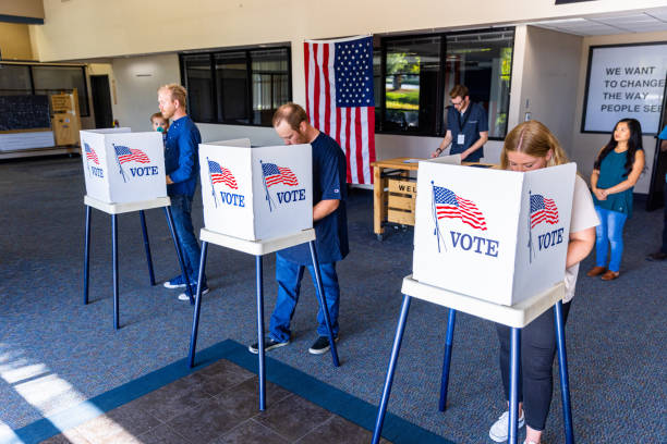 американцы, голосующие на выборах - election voting voting booth polling place стоковые фото и изображения