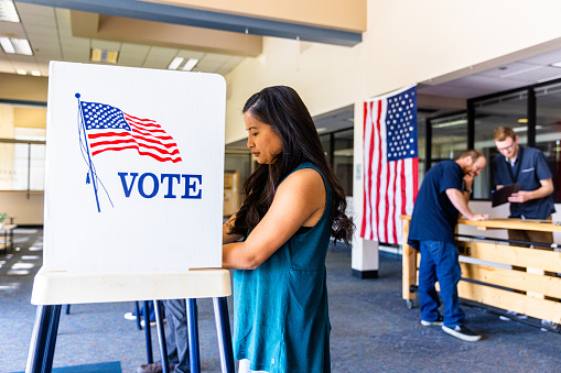 Estadounidenses votando en una elección photo