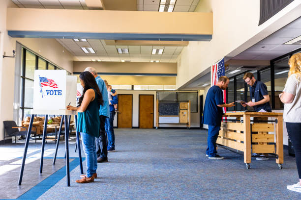 estadounidenses votando en una elección - voting fotografías e imágenes de stock