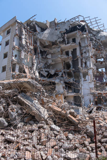 demolition of an old building. building debris. - earthquake turkey stockfoto's en -beelden