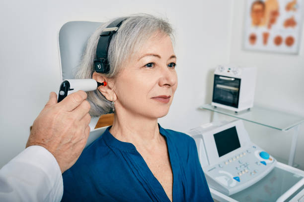 idosa recebe tiragometria com sonda de typanômetro na clínica auditiva. check-up auditivo, audiometria de impedância - aparelho auditivo - fotografias e filmes do acervo