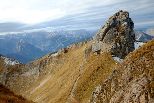 paisagem de outono nas montanhas rofan - tirol rock gravel mountain peak - fotografias e filmes do acervo