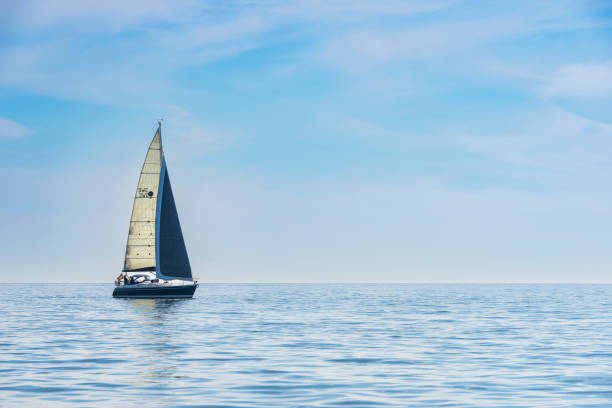 парусный спорт в спокойном море - sea water single object sailboat стоковые фото и изображения