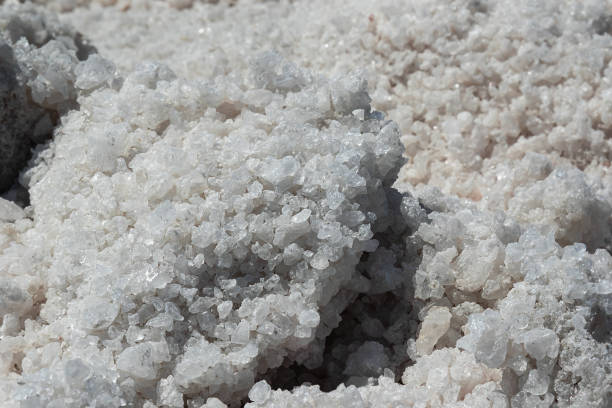 duże kryształy soli kamiennej wydobywane z kopalni soli w sztucznych wodach - extracted zdjęcia i obrazy z banku zdjęć