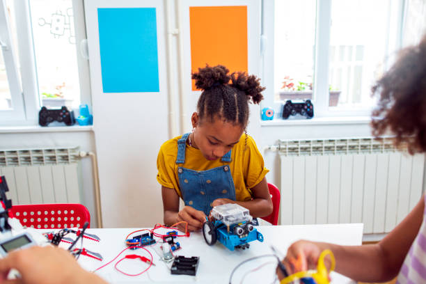 istock Kids programming electric toys  at robotics classroom 1401792818