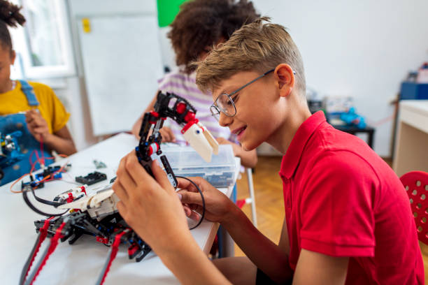 istock Kids programming electric toys  at robotics classroom 1401794004
