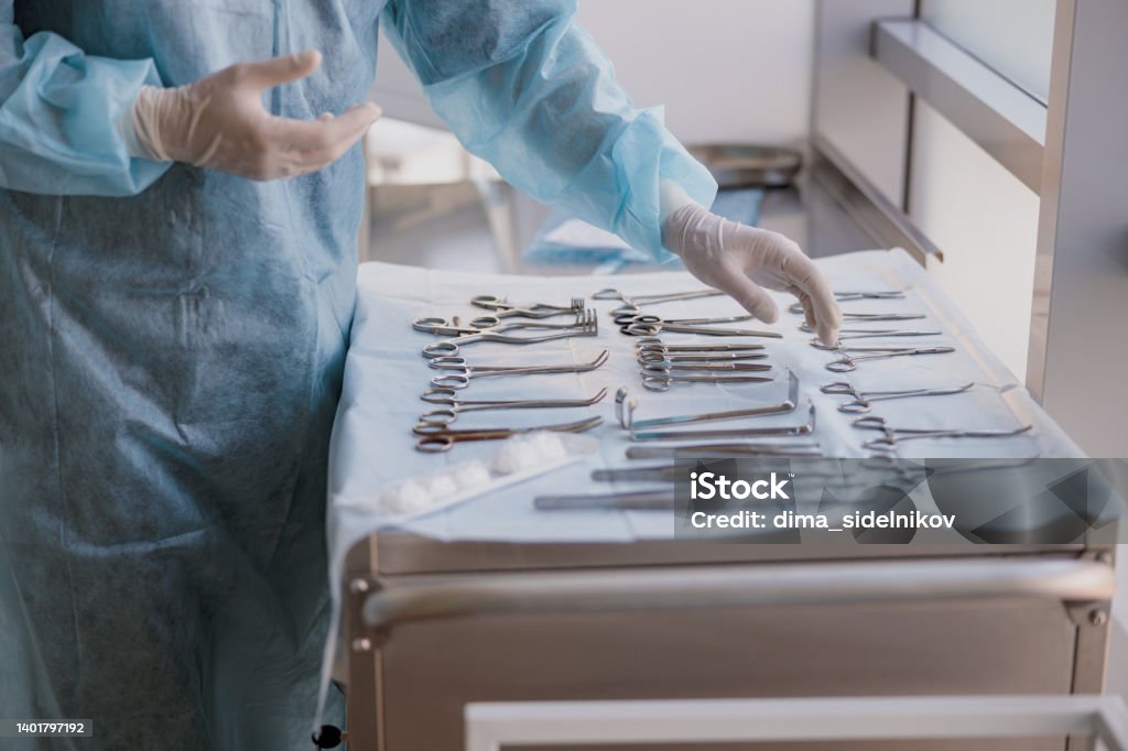 Gambar perawat mengepak instrumen bedah