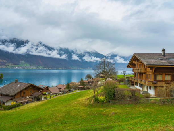 casas tradicionais suíças no lago brienz na vila de iseltwald, suíça - brienz house switzerland european alps - fotografias e filmes do acervo