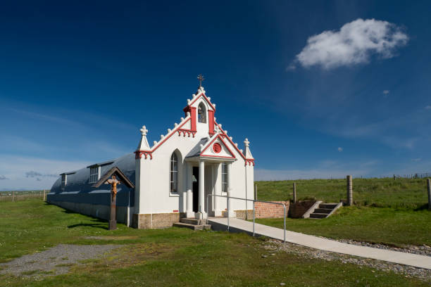 a capela italiana nas ilhas orkney, escócia - scotland orkney islands chapel italian culture - fotografias e filmes do acervo