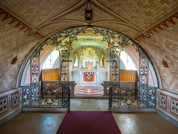 интерьер итальянской часовни на оркнейских островах, шотландия - scotland orkney islands chapel italian culture стоковые фото и изображения