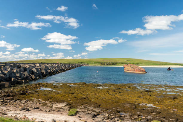 bloqueos y parte de las barreras churchill, islas orcadas, escocia - winston churchill fotografías e imágenes de stock