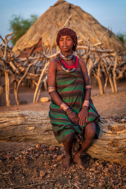 porträt einer frau aus hamer stamm, äthiopien, afrika - hamer woman stock-fotos und bilder