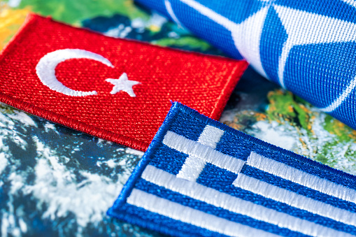 8 de junio de 2022 La bandera de Turquía y Grecia en el contexto del símbolo de la OTAN, Concepto, Creciente conflicto entre los miembros del Tratado del Atlántico Norte en las islas del Mar Egeo photo