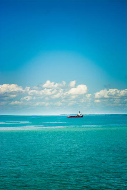 una grande nave in mare - darwin australia northern territory harbor foto e immagini stock