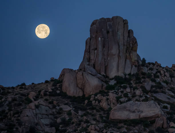 istock Full moon over at Tom's Thumb 1401817185