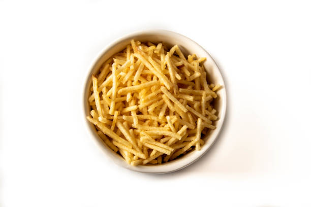 paglia di patate o paglia di patate in una ciotola isolata su sfondo bianco. vista dall'alto - straw foto e immagini stock